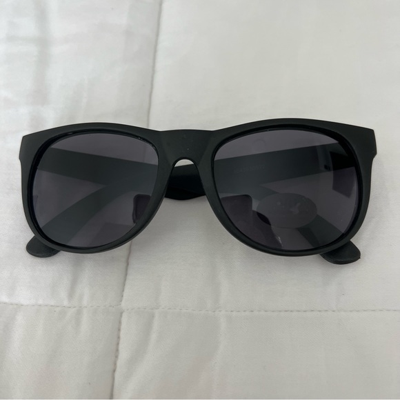 New Tiége Hanley Uncomplicated Sunglasses - Picture 5 of 16